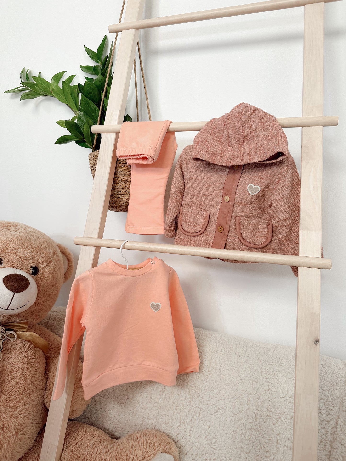 JAKNICA, MAJICA I PANTALONE