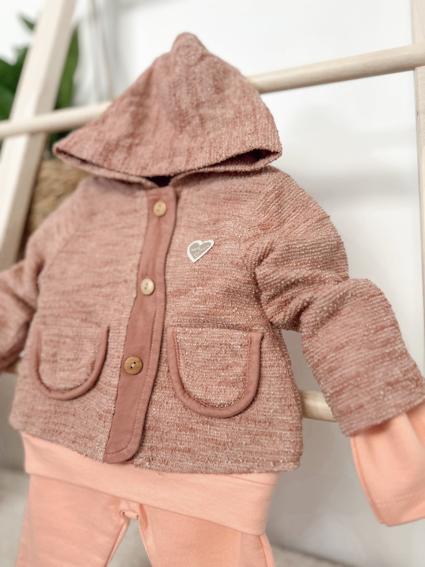 JAKNICA, MAJICA I PANTALONE