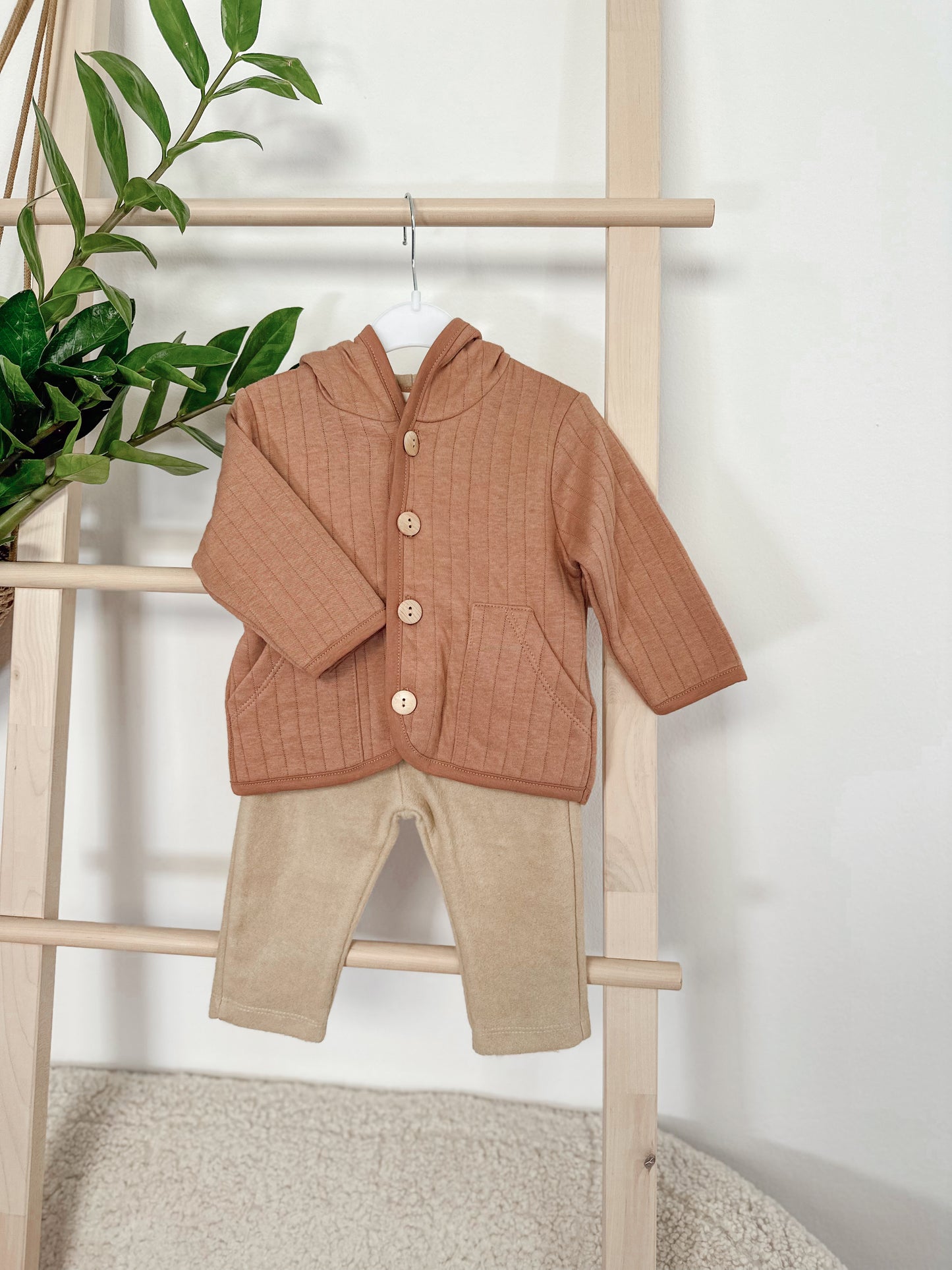 KOMPLET JAKNICA NA DRVENE DUGMIĆE I PANTALONE