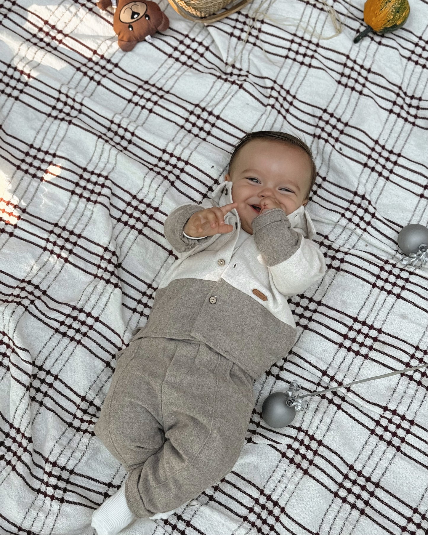 KOŠULJICA I PANTALONICE U SETU SA MAJICOM