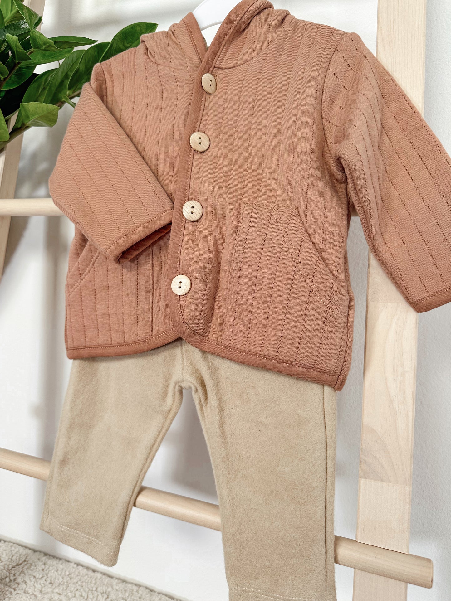 KOMPLET JAKNICA NA DRVENE DUGMIĆE I PANTALONE