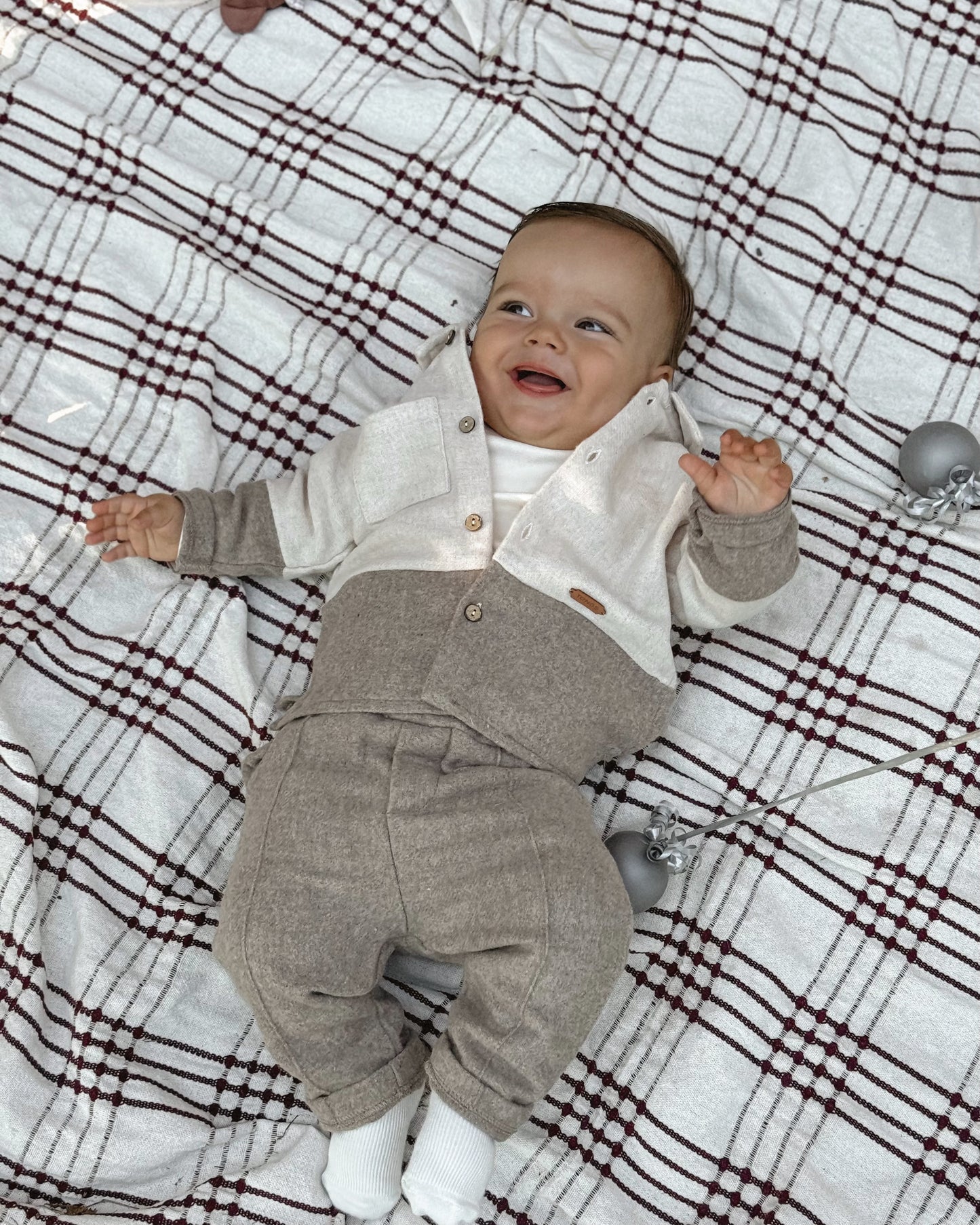 KOŠULJICA I PANTALONICE U SETU SA MAJICOM