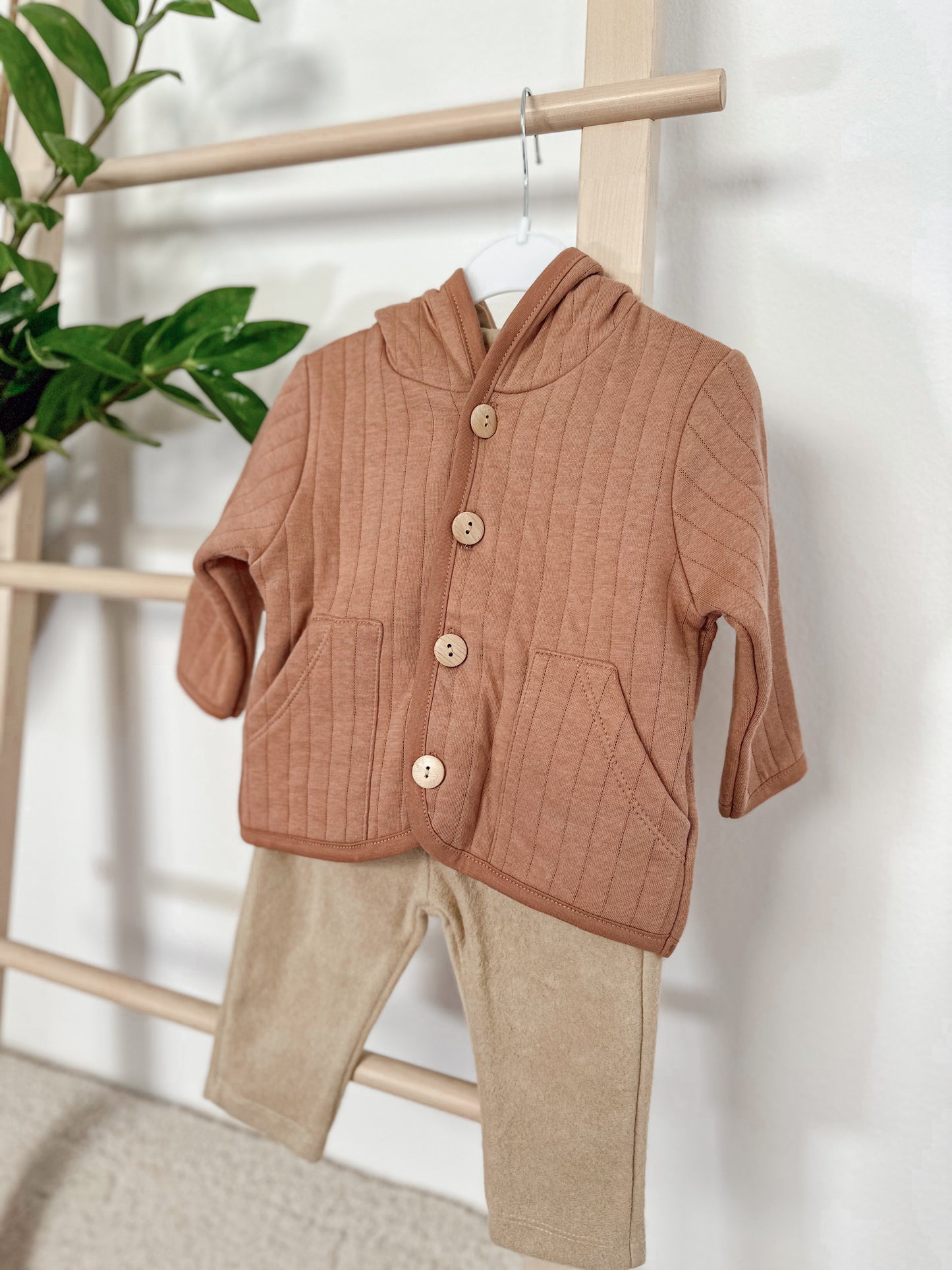 KOMPLET JAKNICA NA DRVENE DUGMIĆE I PANTALONE