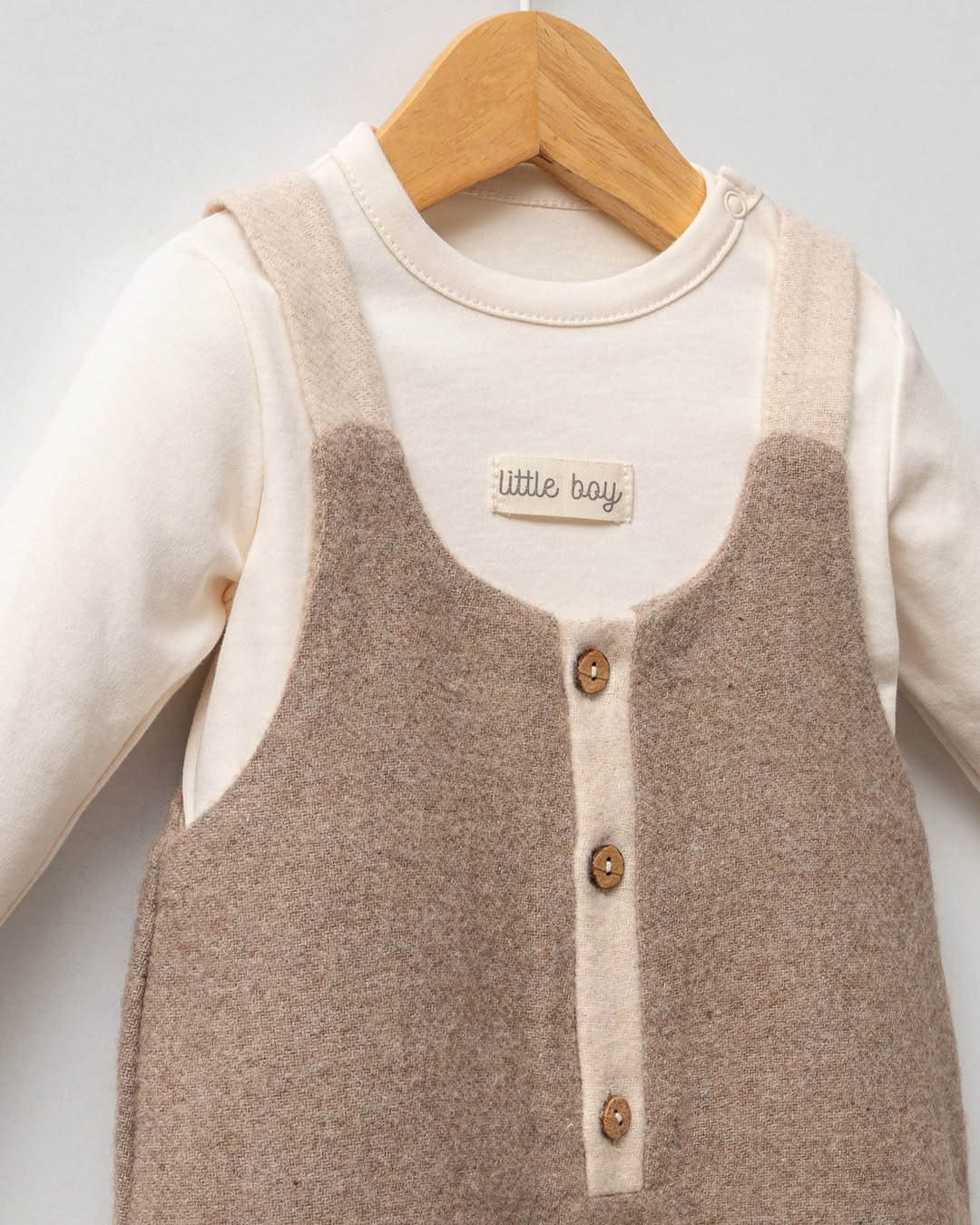 PANTALONE NA TREGERE U SETU SA MAJICOM LITTLE BOY