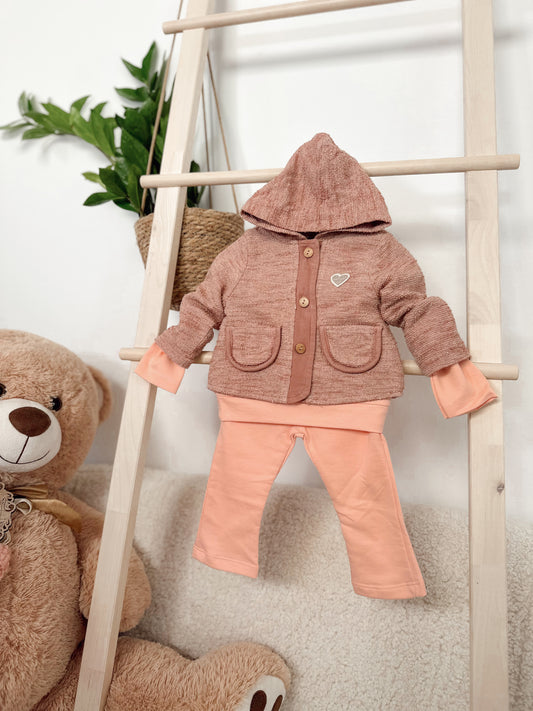 JAKNICA, MAJICA I PANTALONE