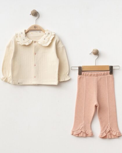 GORNJI DEO NA KOPČANJE I PANTALONICE NA CVETIĆE