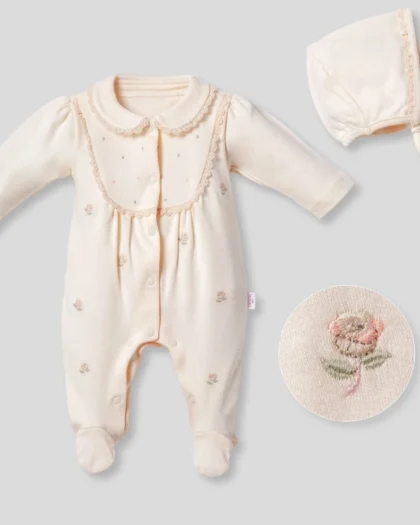 VEZENI KOMBINEZON NA RUŽE SA KAPICOM