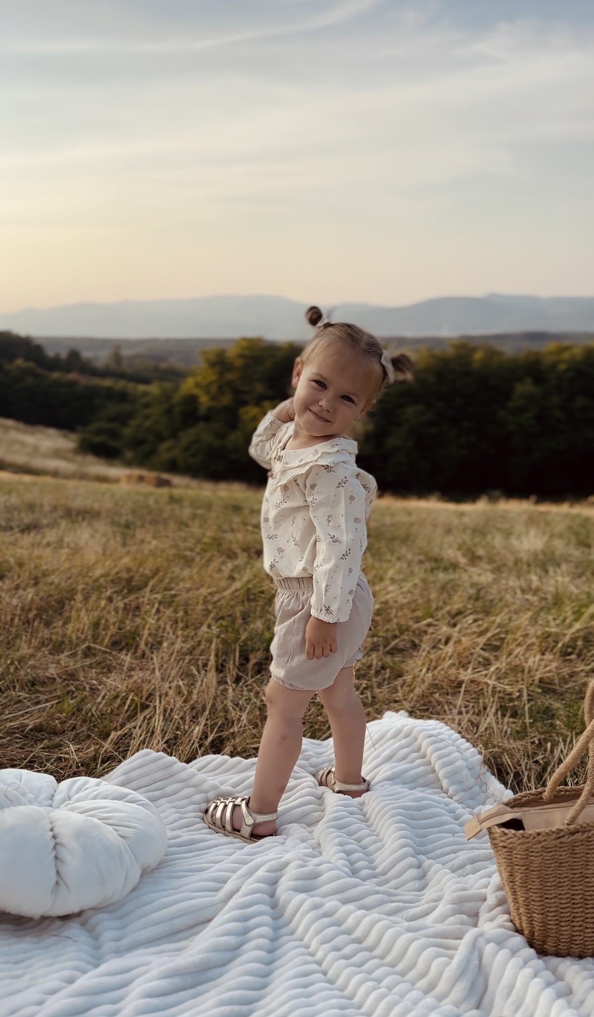 LIORA BLUZA I ŠORTS SA CVETNIM DETALJIMA